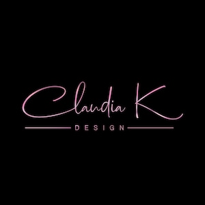 Könnte beinhalten: Ein Logo-Design auf schwarzem Hintergrund. Das Logo zeigt den Namen "Claudia K" in kursiver, rosa Schrift, mit "DESIGN" in einer geraden, rosa serifenlosen Schrift unter einer horizontalen Linie.