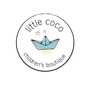 以下が含まれることがあります： 「little coco children's boutique」の文字が入った円形のロゴ。水色の紙のボート、2つの小さな星、薄い黄色の水線が描かれており、すべて白い背景に配置されています。