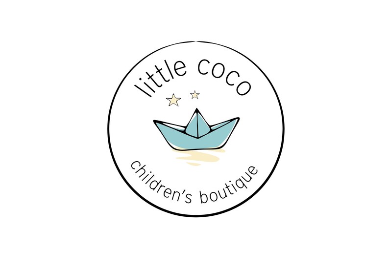 以下が含まれることがあります： 「little coco children's boutique」の文字が入った円形のロゴ。水色の紙のボート、2つの小さな星、薄い黄色の水線が描かれており、すべて白い背景に配置されています。