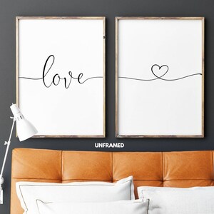 Könnte beinhalten: Zwei Schwarzweißdrucke mit minimalistischem Design. Der erste Druck sagt "love" in Kursivschrift. Der zweite Druck zeigt eine einfache Herzform.