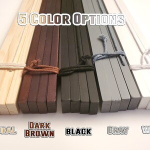 K&ouml;nnte beinhalten: F&uuml;nf Holzst&auml;be in verschiedenen Farben: Natur, Dunkelbraun, Schwarz, Grau und Wei&szlig;. Die St&auml;be sind mit Schnur zusammengebunden. "5 COLOR OPTIONS" steht &uuml;ber den St&auml;ben.