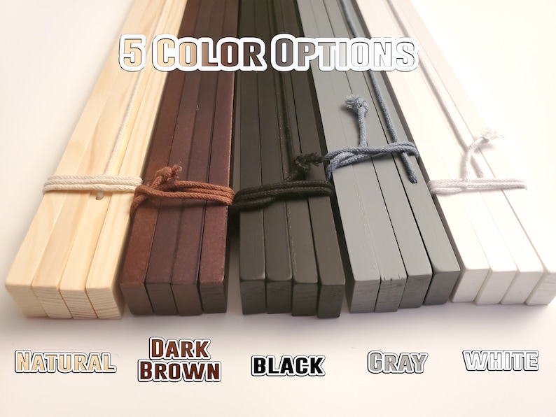 K&ouml;nnte beinhalten: F&uuml;nf Holzst&auml;be in verschiedenen Farben: Natur, Dunkelbraun, Schwarz, Grau und Wei&szlig;. Die St&auml;be sind mit Schnur zusammengebunden. "5 COLOR OPTIONS" steht &uuml;ber den St&auml;ben.
