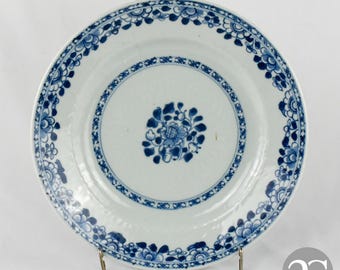 Plato de porcelana china con flores y decoración de Anhua, período Qianlong, siglo XVIII.
