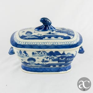 Chinese porcelain Small tureen, Qianlong period, 18th century, Canton decoration