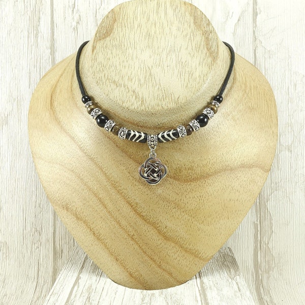 Tribal ethnischen keltischen Stil Lederband Choker Halskette mit antiken Silber Ton doppelseitig Tiny Eternity Anhänger. Handgefertigt in Frankreich.