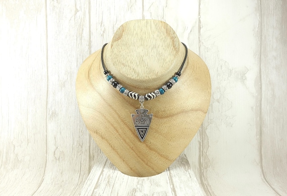 Indianer Pfeilspitze Leder Choker Halskette. Handgemachter Choker Im Ethno-Stil Mit Großem Graviertem Silberfarbenen Anhänger