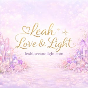 Op de afbeelding: Een dromerige, pastelkleurige afbeelding met de tekst "Leah Love & Light" in gouden letters. De afbeelding toont kristallen, rozen en bloemen, met het websiteadres leahloveandlight.com.