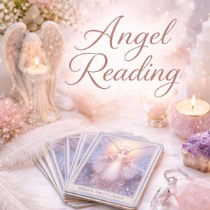 Op de afbeelding: Een afbeelding met engelen tarotkaarten met een engelenillustratie, kaarsen en de tekst "Angel Reading". De sc&egrave;ne bevat veren, bloemen en kristallen, wat een spirituele en mystieke sfeer cre&euml;ert.