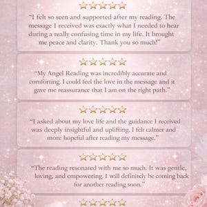 Op de afbeelding: Een zachtroze achtergrond met de woorden "Angel Reading Reviews" in elegant schrift. De afbeelding toont getuigenissen van klanten met vijfsterrenbeoordelingen, die inzicht geven in de nauwkeurigheid en emotionele steun van de readings.