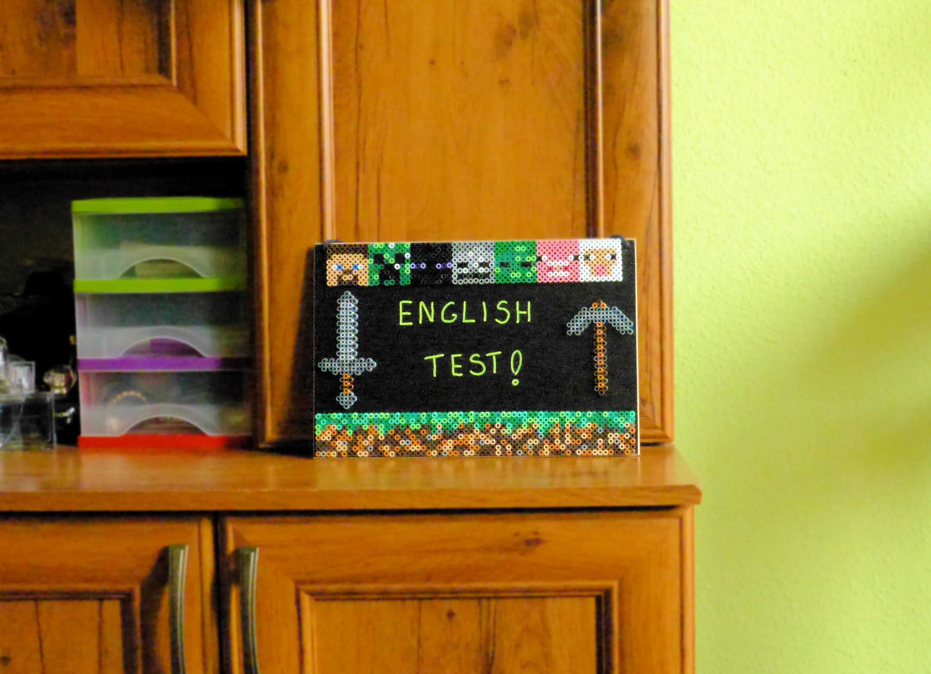 What is the title of this picture ? How To Make A Chalkboard In Minecraft