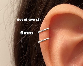 SET VAN TWEE (2) nep-oorpiercing, nep-conch-piercing, nep-oormanchet.