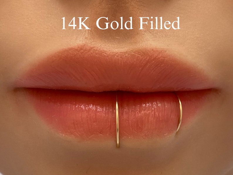 2 Stück handgefertigter, nickelfreier, nicht anlaufender 22 g 0,6 mm, gefälschter Lippenring, 14 Karat Gold gefülltes 925er Sterlingsilber. Bild 4