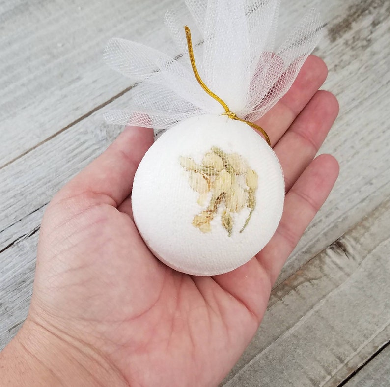 Bath Bomb Baby Shower Favors - 30 Diy Baby Shower Favors Guests Will Actually Want - These baby powder scented bath bombs are made with coconut oil and leave your skin wonderfully soft.