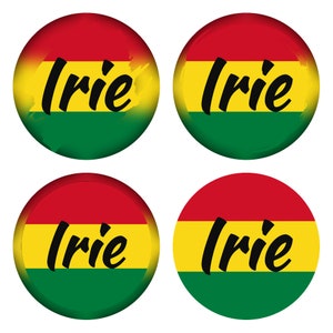 Peut inclure: Quatre boutons ronds avec le mot "Irie" écrit en cursive noire sur un fond rouge, jaune et vert. Les couleurs rappellent le drapeau rastafari.