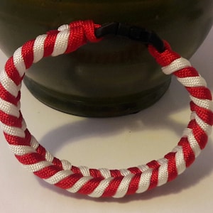 Paracord bracelet, fishtail bracelet, fishtail paracord bracelet, red and white paracord bracelet.