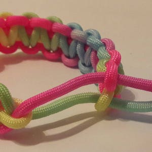Multicolor paracord bracelet, paracord bracelet, strawstring paracord bracelet.