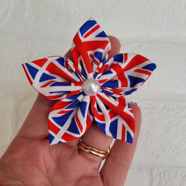 Accessoire de cheveux ou broche Union Jack, couronnement du roi Charles III, reine Elizabeth II, fleur Union Jack faite main, noeud rouge blanc et bleu