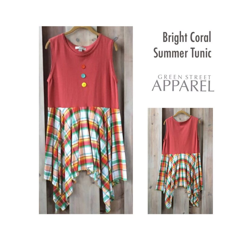 Pu&ograve; includere: Una tunica corallo senza maniche con una gonna a quadri. La tunica ha tre bottoni colorati sul davanti. La gonna &egrave; a quadri con rosso, verde, giallo e bianco. Il testo "Bright Coral Summer Tunic" e "GREEN STREET APPAREL" &egrave; visibile nell'immagine.