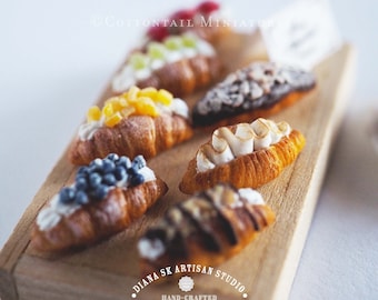 1:12 Puppenhaus Gebäck Dessert Croissant mit Sahne Assorted Blaubeer Erdbeere Traube Mango Schokolade Walnuss Miniatur-LebensmittelBäckerei