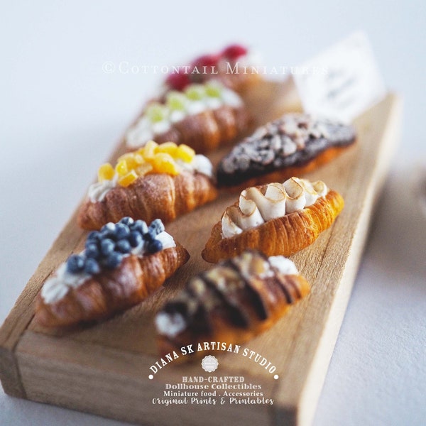 1:12 Maison de poupée Pâtisserie Dessert Croissant avec crème fraîche Assortiment de bleuets Fraises Raisin Mangue Chocolat Noix Aliments miniatures Boulangerie