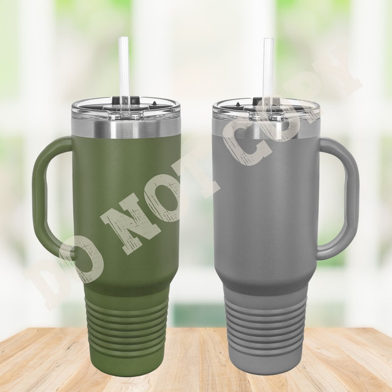 Puede incluir: Dos tazas de viaje de acero inoxidable con asas y tapas. La taza de la izquierda es verde y la taza de la derecha es gris. Ambas tazas tienen pajitas.