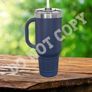 Puede incluir: Una taza de viaje de acero inoxidable azul marino con asa y tapa. La taza tiene un exterior texturizado y est&aacute; dise&ntilde;ada para mantener las bebidas calientes o fr&iacute;as.