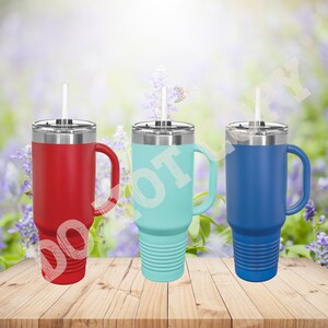 Puede incluir: Tres tazas de viaje de acero inoxidable con asas y tapas. Las tazas son rojas, azul claro y azul. Cada taza tiene una pajita.