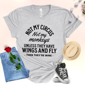 Non il mio circo, non le mie scimmie, a meno che non stiano volando. Allora sono miei. Calza regalo per capo o collega, maglietta a maniche corte in jersey unisex