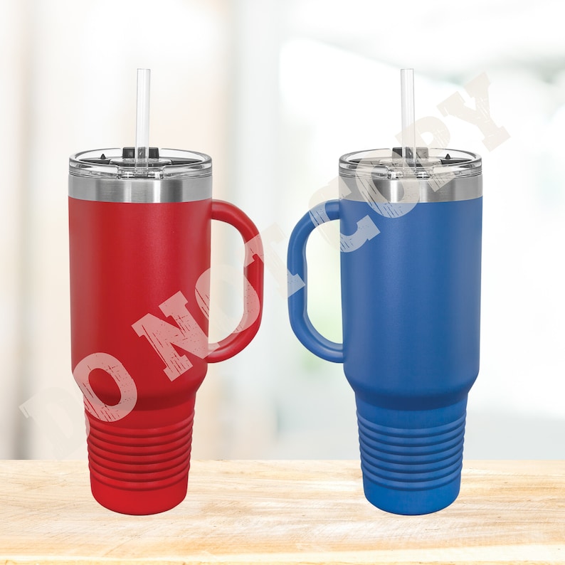 Puede incluir: Dos tazas de viaje de acero inoxidable con asas y tapas. La taza de la izquierda es roja y la taza de la derecha es azul. Ambas tazas tienen una pajita.
