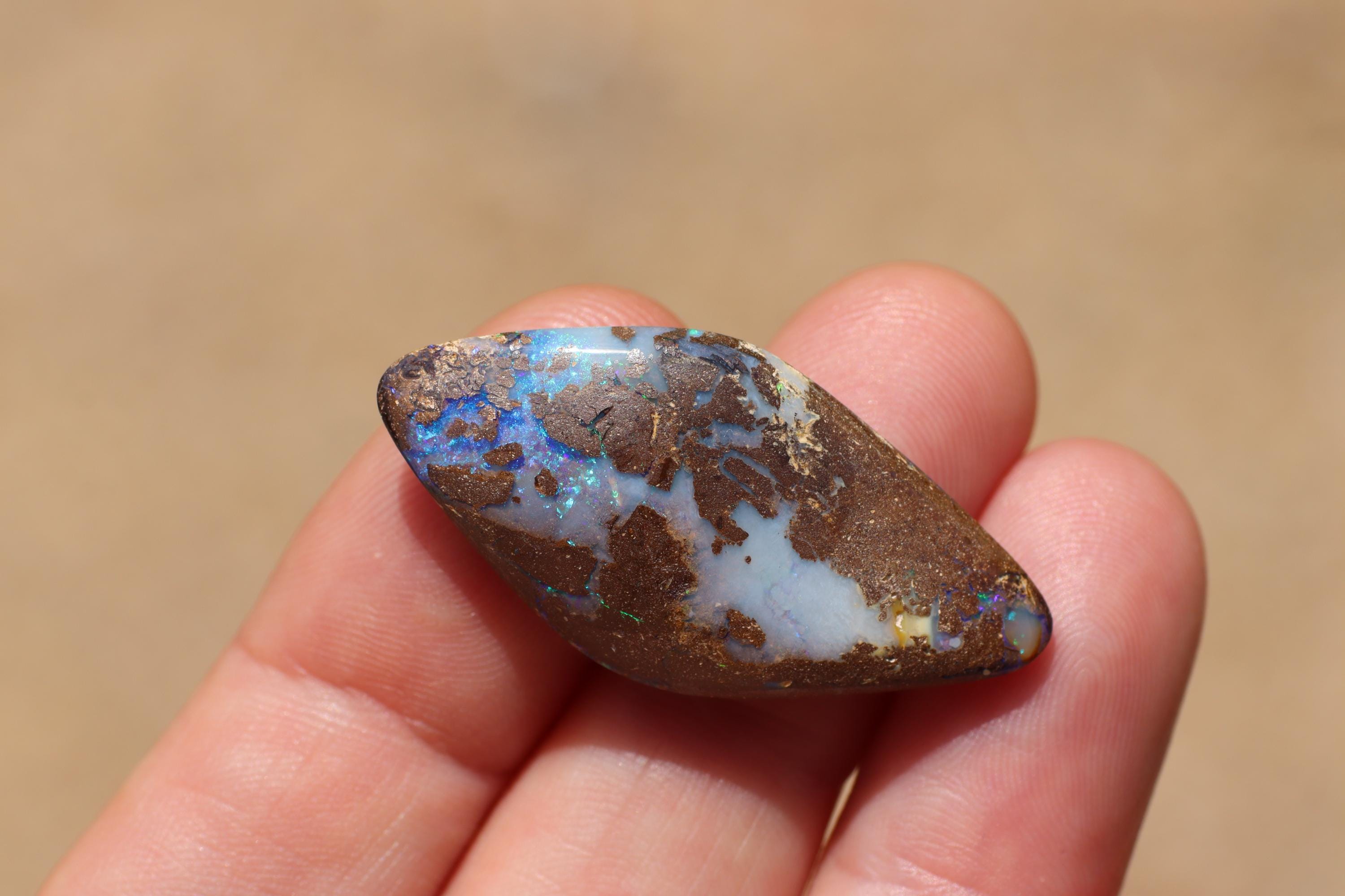 25カラット天然オーストラリア産ボルダーオパール（606） - Etsy 日本