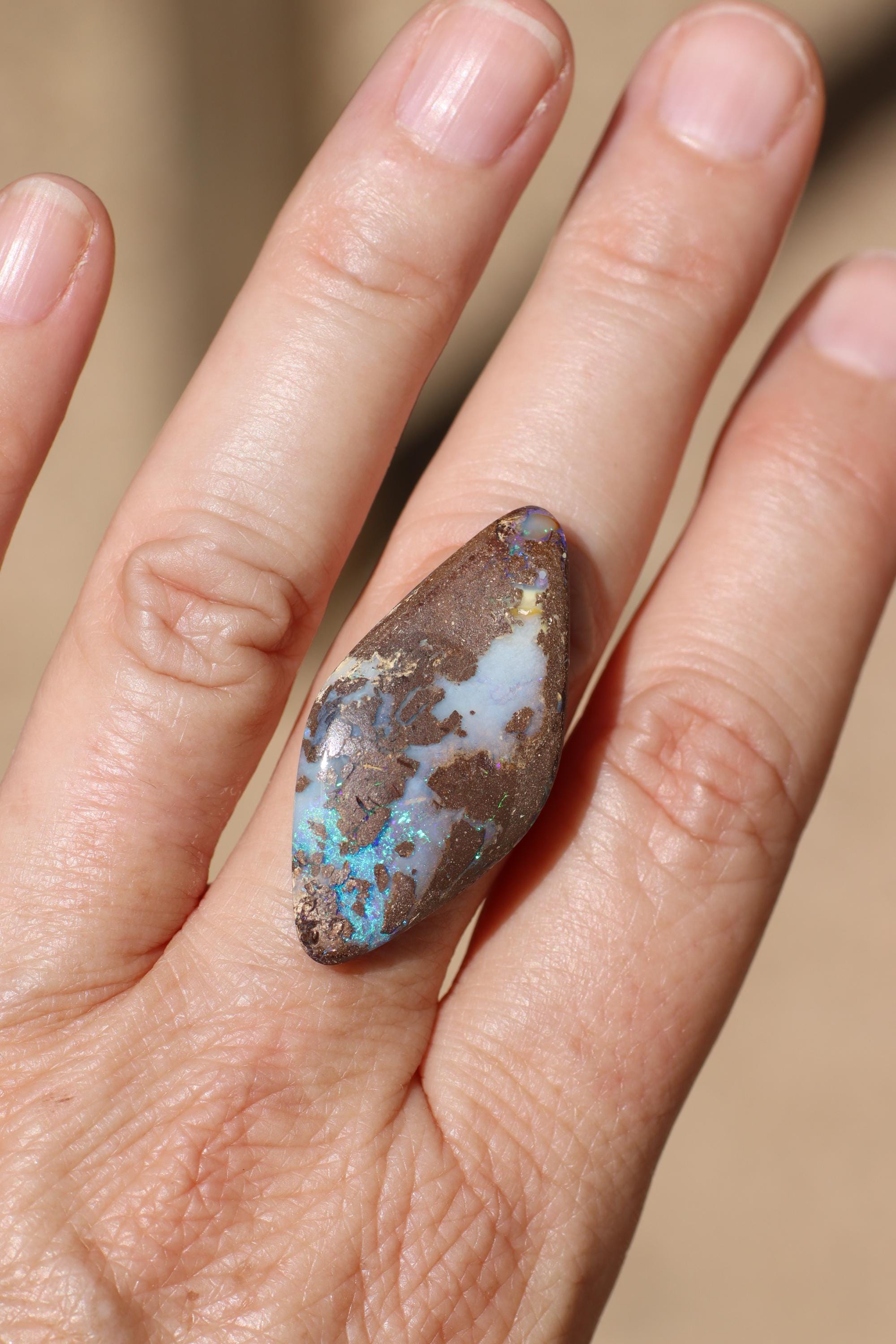 25カラット天然オーストラリア産ボルダーオパール（606） - Etsy 日本