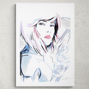 Può includere: Stampa su tela raffigurante un ritratto stilizzato di una persona con capelli corti e a strati. L'opera d'arte utilizza una tavolozza di colori limitata di blu, rosa e nero, creando un'estetica moderna. Il volto del soggetto è il punto focale.
