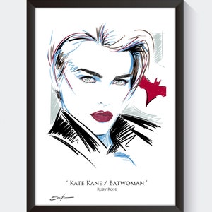 Op de afbeelding: Een zwart-witte lijntekening van een vrouw met kort haar, die een zwart leren jack draagt. De tekening is in een zwart frame en bevat de tekst 'Kate Kane / Batwoman' en 'Ruby Rose'.