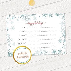 Può includere: Un biglietto regalo rettangolare bianco con bordo di fiocchi di neve e la scritta "happy holidays" in rosso. Il biglietto include campi per "a", "da", "classe", "insegnante" e "messaggio". Un cerchio dorato con "download istantaneo".