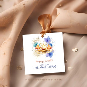 Etiqueta de regalo de Diwali editable con purpurina Diya personalizada con acuarela dorada, plantilla de tarjeta de presentación para festival hindú indio/marfil y dorado 3462 GT
