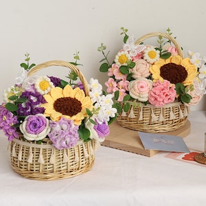Paquete de 2 canastas de mimbre para niña de flores, tejidas a mano con  asa, pequeñas cestas de borla de ratán con decoración de flores de seda  (azul)