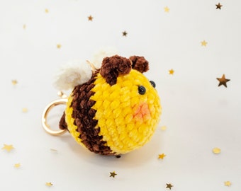 Crochet bee keychain, crochet bee, handmade bee keychain, amigurumi bee keychain, bee keychain, amigurumi bee