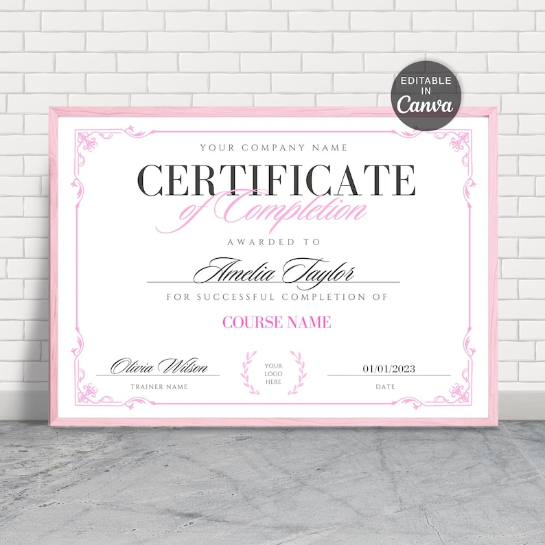 Puede incluir: Un certificado de finalizaci&oacute;n rosa y blanco con un borde decorativo. El texto dice "Certificado de finalizaci&oacute;n" otorgado a "Amelia Taylor" por la finalizaci&oacute;n exitosa de "NOMBRE DEL CURSO". El certificado tambi&eacute;n incluye el nombre del instructor, "Olivia Wilson", y la fecha, "01/01/2023".
