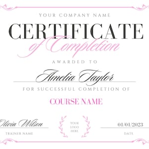 Puede incluir: Un certificado de finalizaci&oacute;n rosa y blanco otorgado a Amelia Taylor por la finalizaci&oacute;n exitosa de COURSE NAME. El certificado est&aacute; firmado por Olivia Wilson, Nombre del Instructor, y fechado el 01/01/2023.