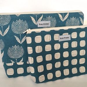 Kosmetiktasche Kulturtasche "Flowers and Cubes“ mit Blumen Muster und passenden Kombistoff mit Würfeln und innen mit Wachstuch
