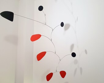 Mobile du milieu du siècle. Formes en aluminium organique en rouge et noir. Élevez votre espace avec ce mobile cinétique fabriqué à la main de 65 h x 100 l cm