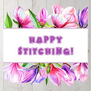 Peut inclure: Une banni&egrave;re blanche avec le texte "HAPPY STITCHING!" en lettres violettes, entour&eacute;e de fleurs d'aquarelle roses et violettes.