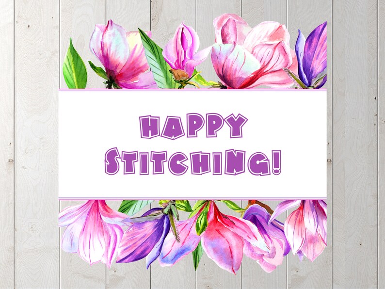 Peut inclure: Une banni&egrave;re blanche avec le texte "HAPPY STITCHING!" en lettres violettes, entour&eacute;e de fleurs d'aquarelle roses et violettes.