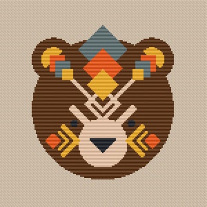Peut inclure: Un visage d'ours brun avec des motifs g&eacute;om&eacute;triques dans des tons de jaune, orange, bleu et rouge. Le visage de l'ours est stylis&eacute; avec un nez et des yeux simples.