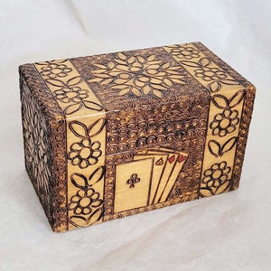 Attraktive rechteckige hölzerne Kartenbox aus Polen, verziert mit einem handgeschnitzten komplizierten Blumenmuster mit einer Reihe von Spielkarten - 12cm