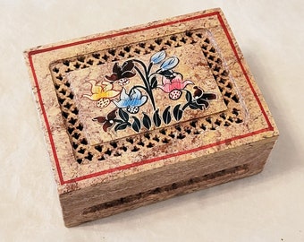 Caja de baratijas antigua de esteatita tallada a mano, diseño floral indio.