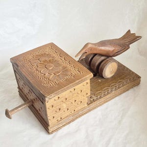 Scatola per sigarette vintage in legno intagliato a mano con meccanismo a forma di uccello beccante, intagliata con motivo floreale sul coperchio, scatola di legno, scatola per sigarette - 25 cm