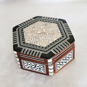 Vintage hand made hexagonal Moroccan Marquetry trinket box, decorated in mother of pearl, wooden jewellery box, trinket box, gift-12cm