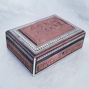 Joyero vintage rectangular de marquetería marroquí hecho a mano, decorado con incrustaciones de nácar y pájaros tallados - 18,5 cm