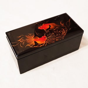 Caja rectangular de resina pintada a mano oriental con 6 anillos de servilleta, adornada con un atractivo diseño de pez dorado hecho a mano en China-16cm